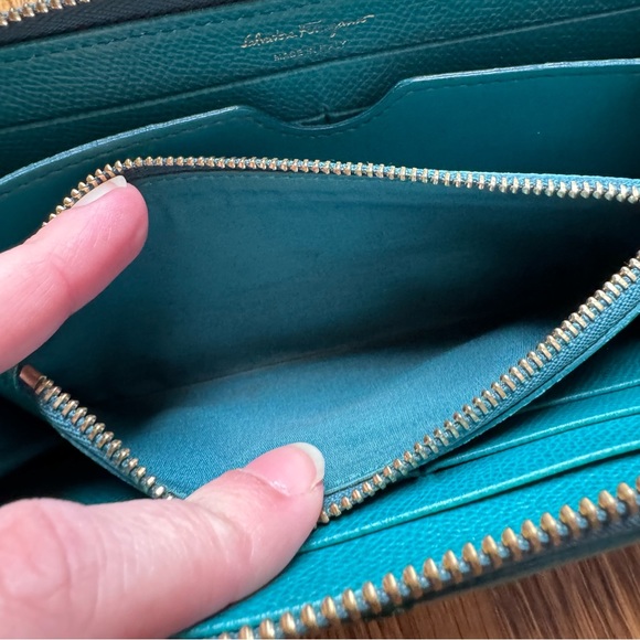 🩷LAST CHANCE🩷 Salvatore Ferragamo Teal Bow Zippy Wallet - Picture 7 of 8